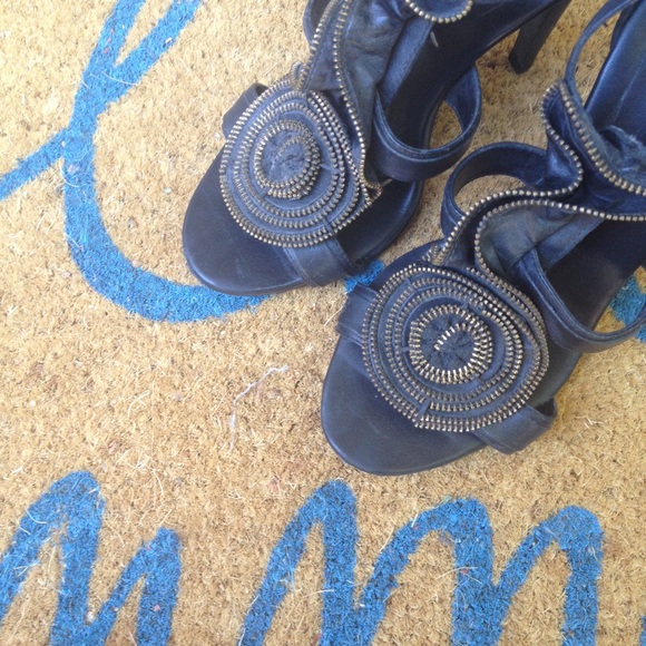 ⚠️BUNDLED⚠️ BCBG Max Azria Zipper Flower Heels - Picture 3 of 4