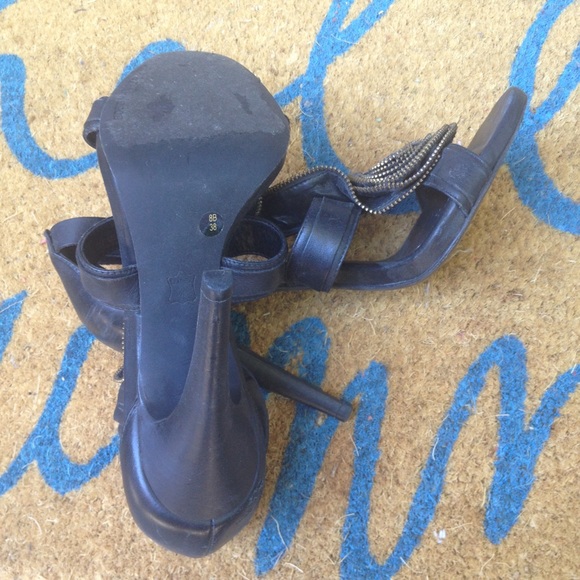 ⚠️BUNDLED⚠️ BCBG Max Azria Zipper Flower Heels - Picture 4 of 4