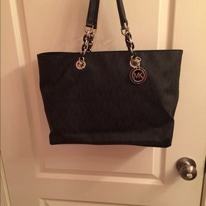 Black MK patterned purse in excellent condition