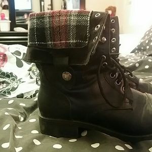 Plaid cuff black boots