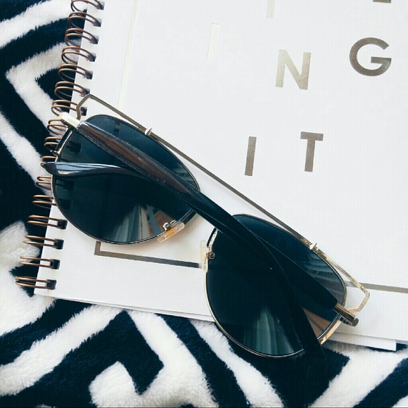 Accessories | Oversized Silver mirror sunnies - Picture 4 of 4
