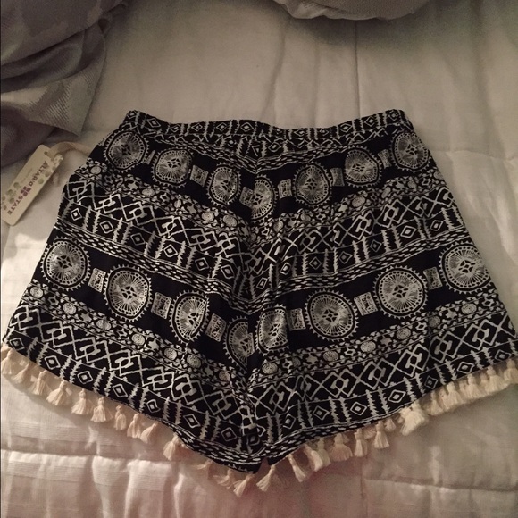Altar'd State shorts - Picture 2 of 2