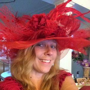 Big Kentucky derby red hat. 👠👠👠👠