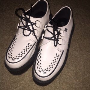 Tuk white/black creepers