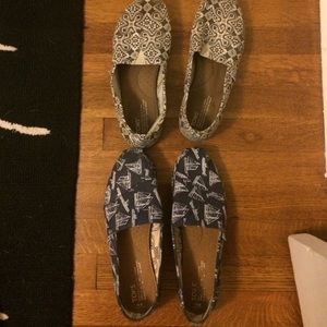 2 pairs of TOMS