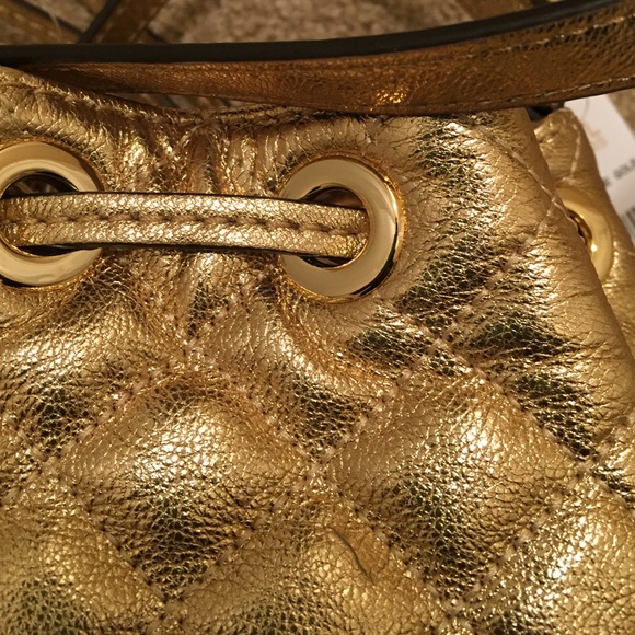 💰Michael Kors Jules Drawstring Xbody Pale Gold - Picture 3 of 4