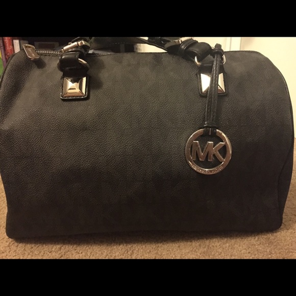 I am selling a few of my handbags.