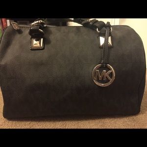 I am selling a few of my handbags.