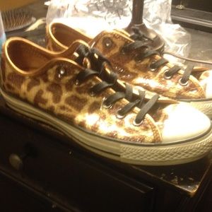 Giraffe print converse