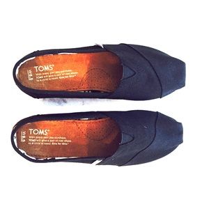 TOMS brand black casual shoes. Size 8.5m.