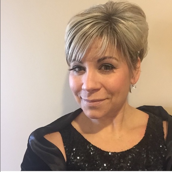 ᕼI! I'm Tricia welcome to my closet! - Picture 4 of 4