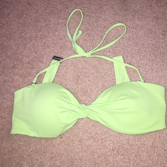 small never worn hollister bathingsuit top!!