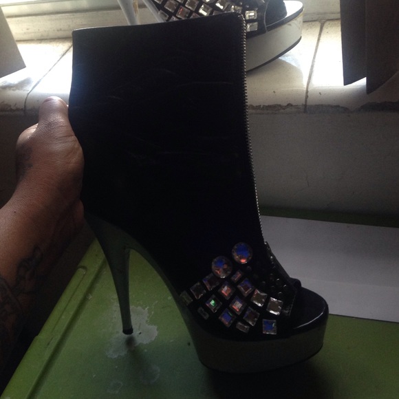 Heels - Picture 3 of 4