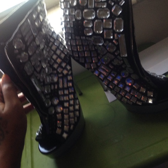 Heels - Picture 4 of 4