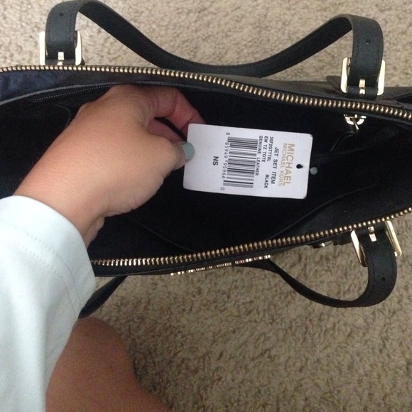 Michael Kors Jet Set Leather Tote - Picture 2 of 3