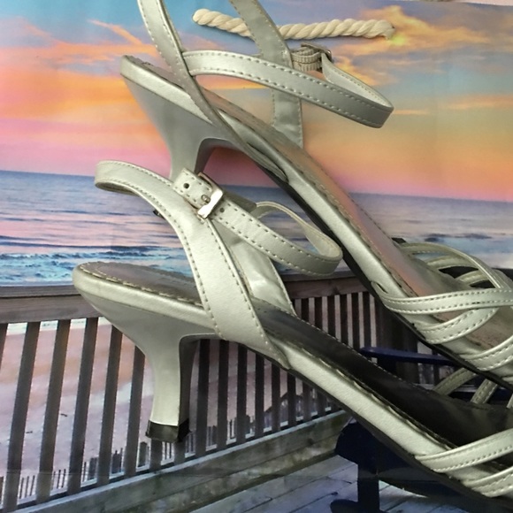 Prediction💕Silver Kitten Heels 💕💜💛 - Picture 4 of 4