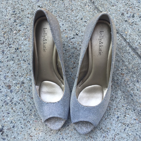 Kelly & Katie size 8 shoe.