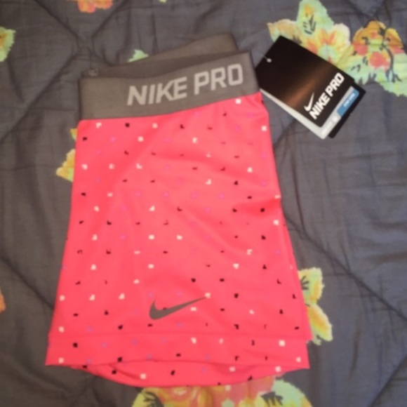 Size medium nike pros tags attached