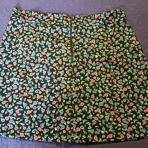Forever 21 Floral skirt - Picture 3 of 3
