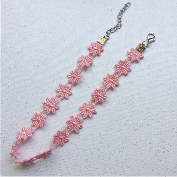 Baby pink daisy choker - handmade