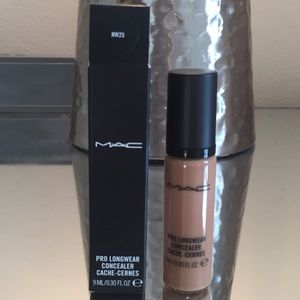 M.A.C: Pro Longwear Concealer - Color: NW25