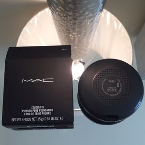 M.A.C: Studio Fix Powder Plus Foundation -  NC40