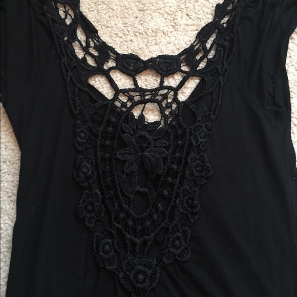Black top with see through pattern on the back - Picture 3 of 4