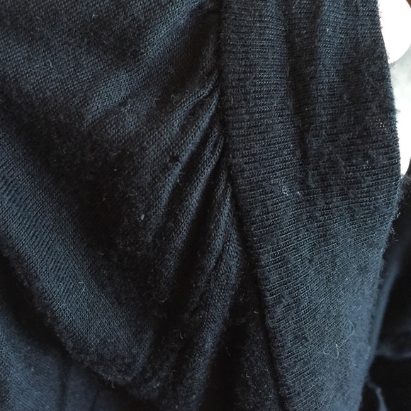 Black top with see through pattern on the back - Picture 4 of 4