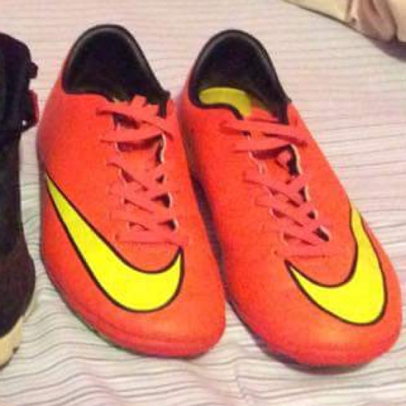 Soccer shoes