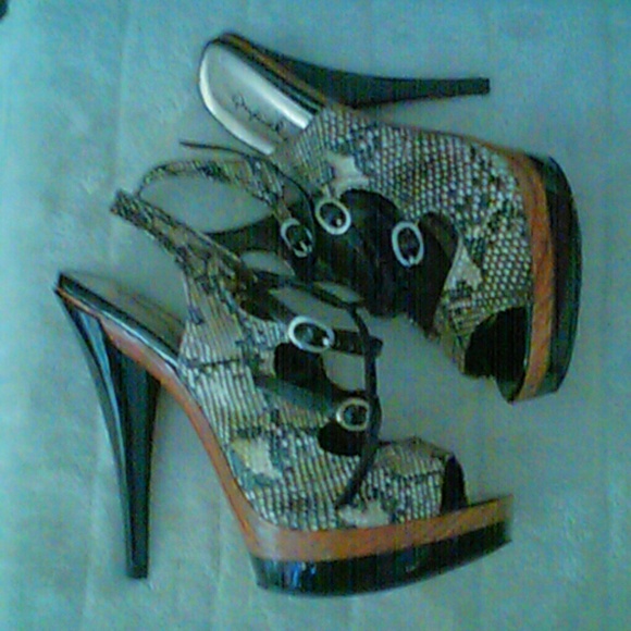 FRONT WEDGE HEEL SNAKESKIN LIKE STRAPPY SANDALS