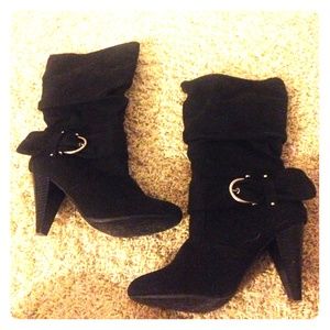 Black boots with buckle on side.