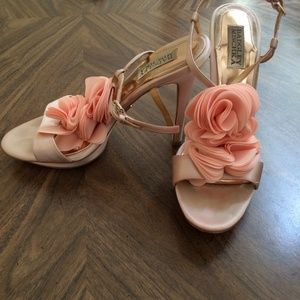 Badgley Mischka satin platform pumps