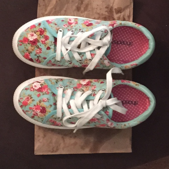 Flower style. Very comfy. Make you look taller.