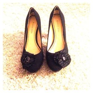 Black high heels with flower .