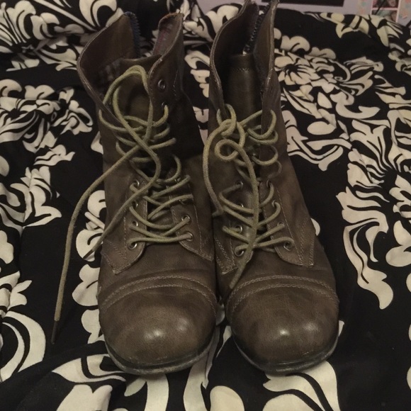 Grey/brown company boots.