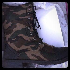 Combat boots