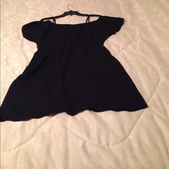 Black off the shoulder dress - Picture 2 of 3