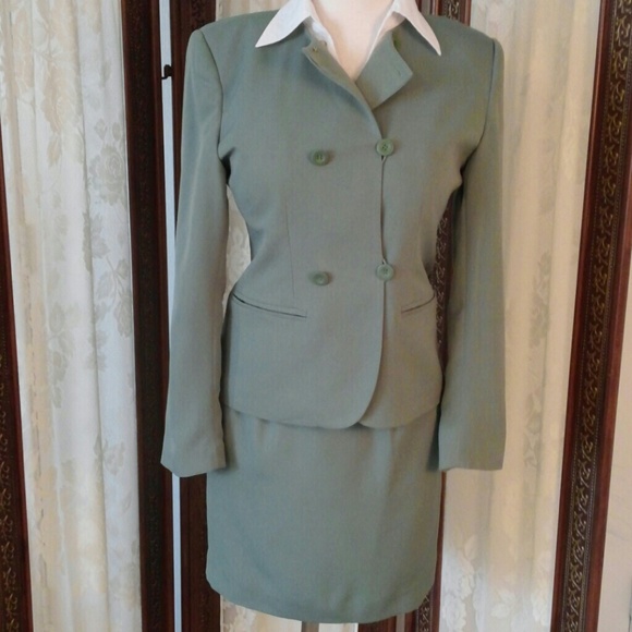 Kate. Mcnaughton Green 2 piece suit - Picture 1 of 4