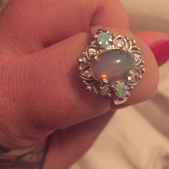 Gorgeous Opal Ring with White Topaz accent stones - Picture 3 of 3