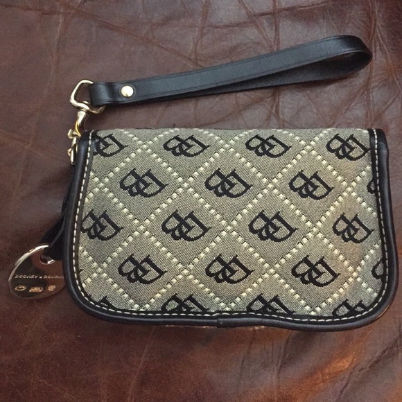 Dooney & Bourke Anniversary Signature Wristlet. - Picture 2 of 4