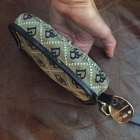 Dooney & Bourke Anniversary Signature Wristlet. - Picture 4 of 4
