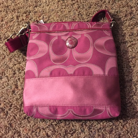 💗Coach Cross Body (Fuchsia)💗