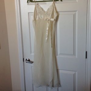 Jones New York romamtic off white flowing lingerie