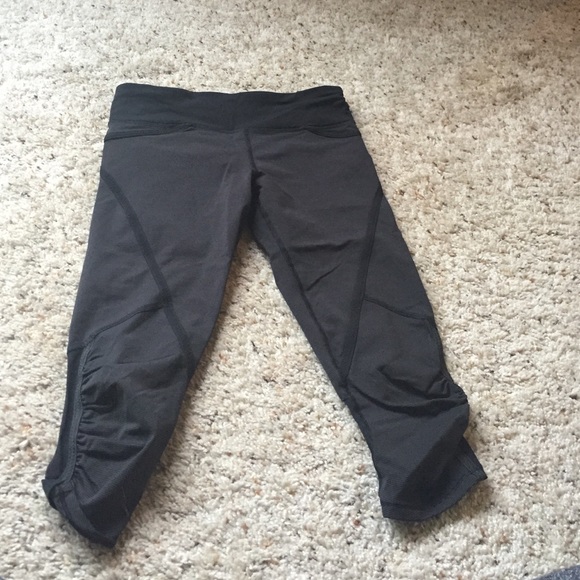 Black and gray small striped lulu crops