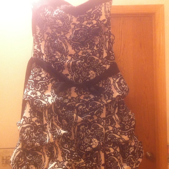 Prom/Homecomeing Dress Black And White - Picture 1 of 4