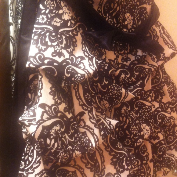 Prom/Homecomeing Dress Black And White - Picture 2 of 4