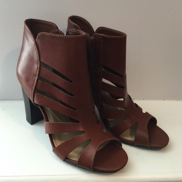Massini Shoes - Cognac cutout booties