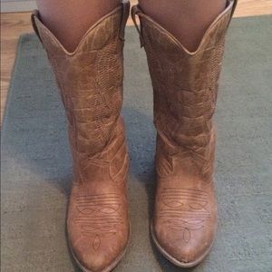 Tan cowgirl boots