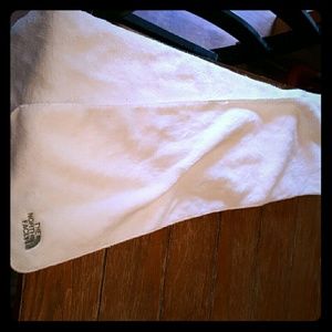 White North face scarf