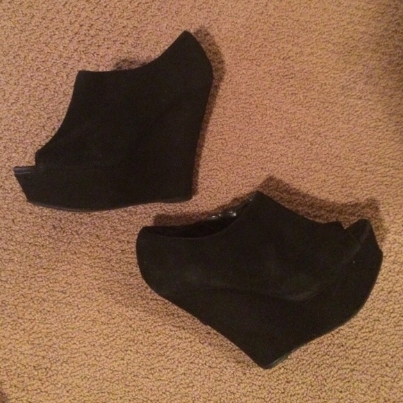 Steve Madden Shoes - Steve Madden Black Wedges